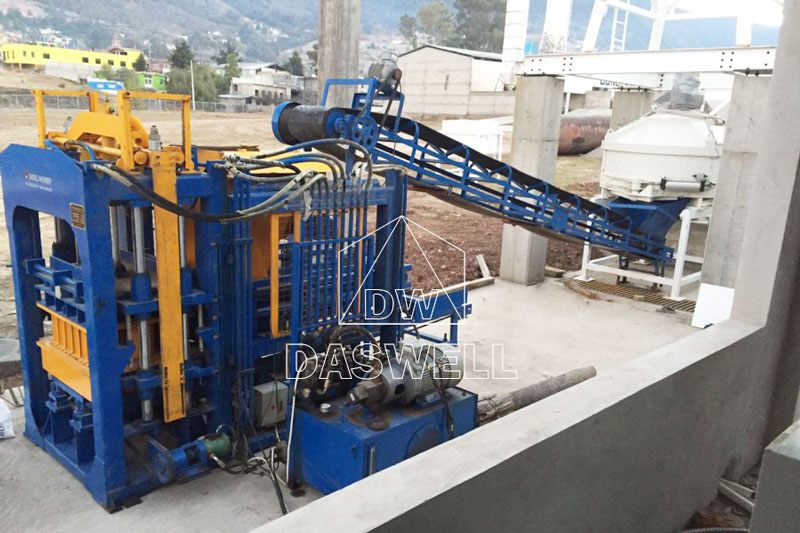 QT6-15 cement block making machine in Mexico