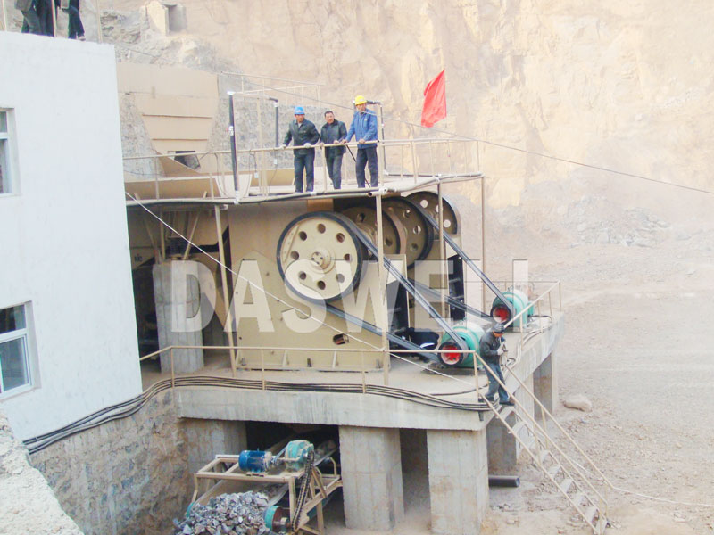 jaw crusher in crushing site